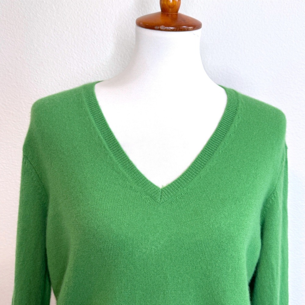 MONOPRIX PREMIUM Womens Cashmere V-neck Sweater MEDIUM Kelly Green Quiet Luxury - Picture 3 of 7